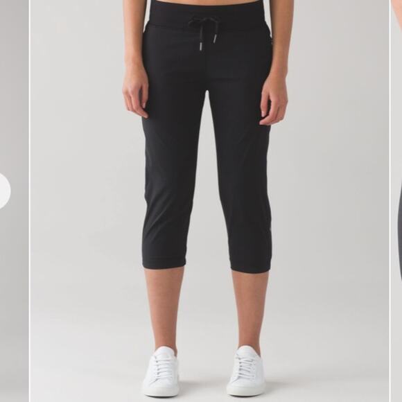 Lululemon Studio Cropped Capris Pants Black Elastic Waist Stretch Size 6 - Picture 1 of 7